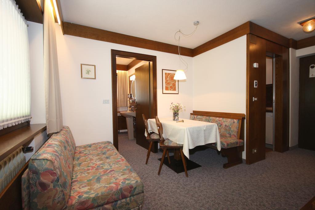 Apartments Residence Alta Badia Colfosco Kamer foto